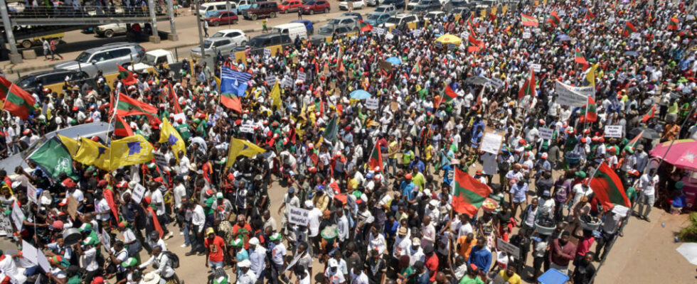 thousands of demonstrators in Luanda against hunger and the government