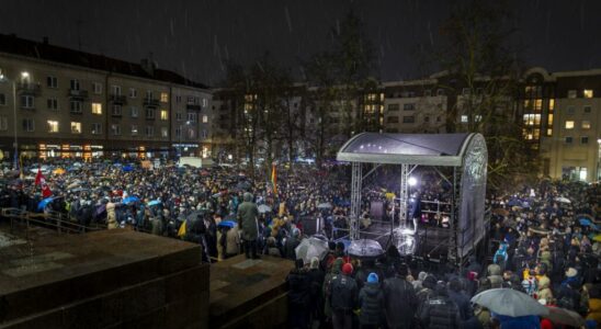 thousands of people demonstrate against a coalition with populists