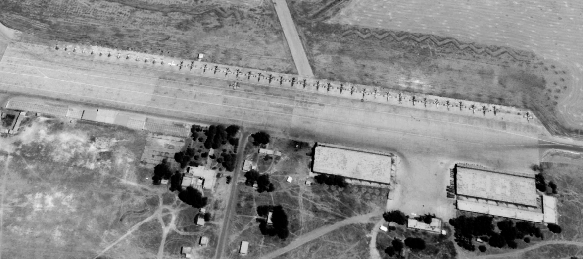 This aerial photo dates from before the Syrian civil war. The Syrian air school then had numerous aircraft.