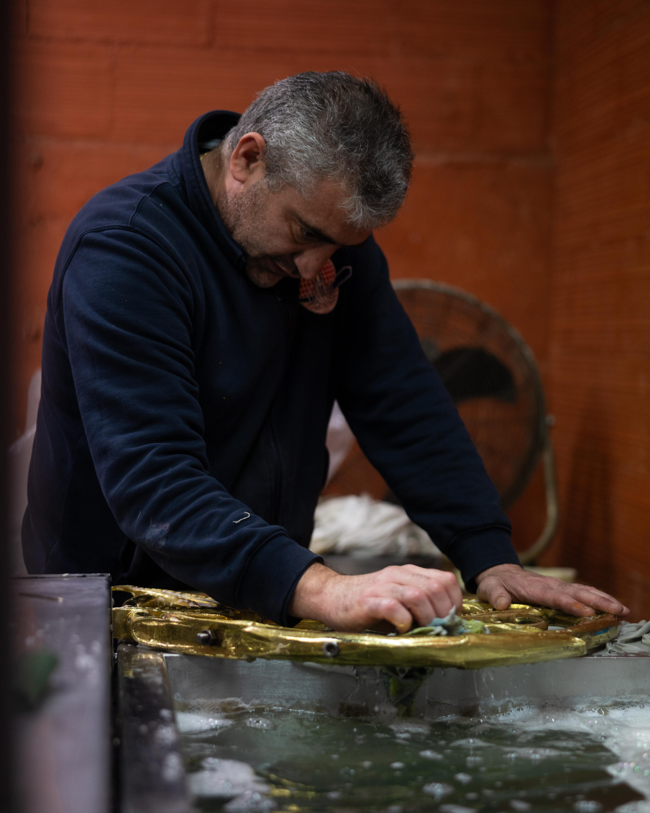 Cleaning after polishing at the Mathieu Lustrerie workshop.