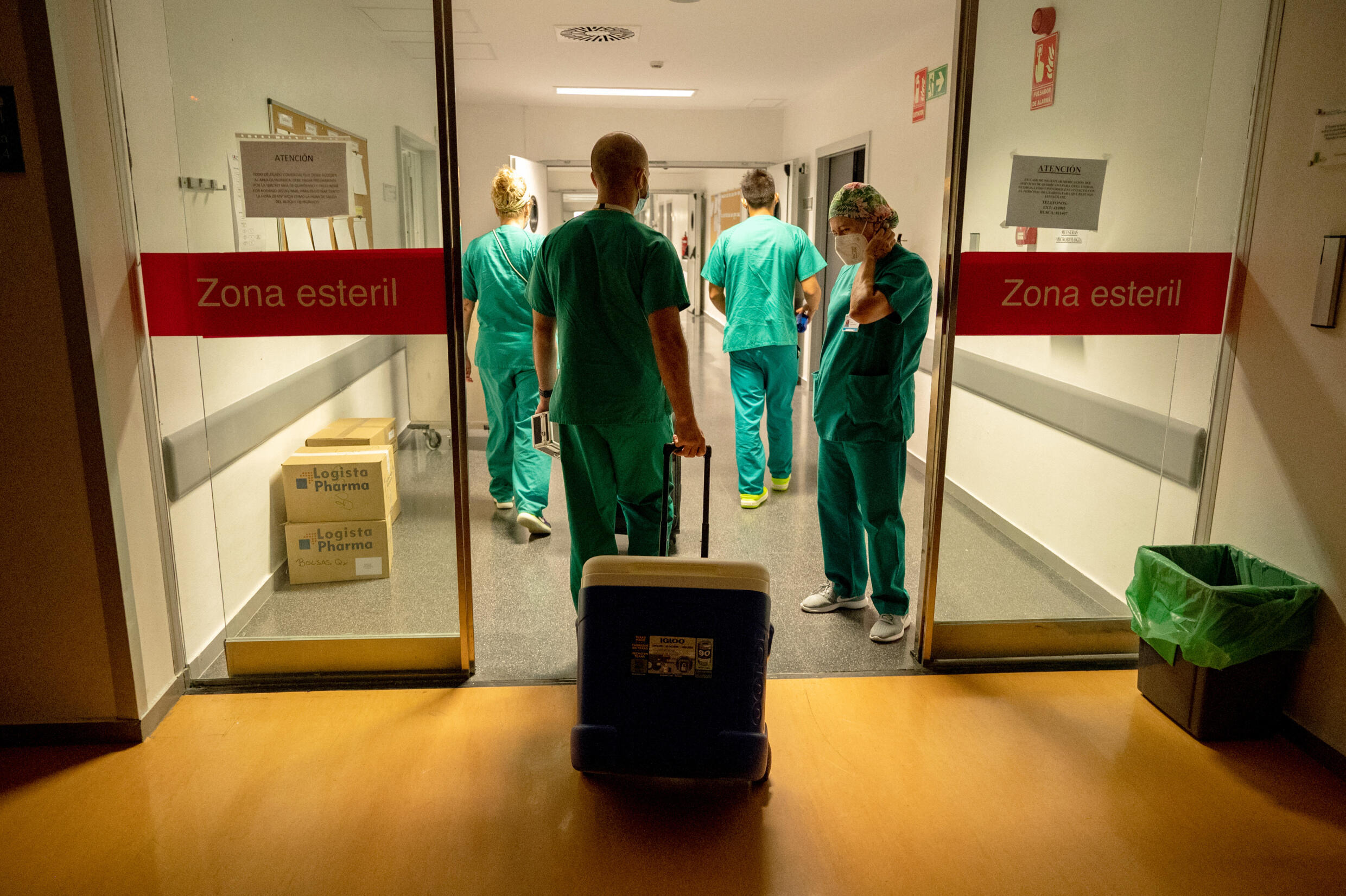 Cardiovascular surgeon Juan Esteban de Villarreal pulls a portable refrigerator containing a donor heart to be implanted in a patient at the Puerta de Hierro University Hospital in Majadahonda, near Madrid, August 18, 2021.