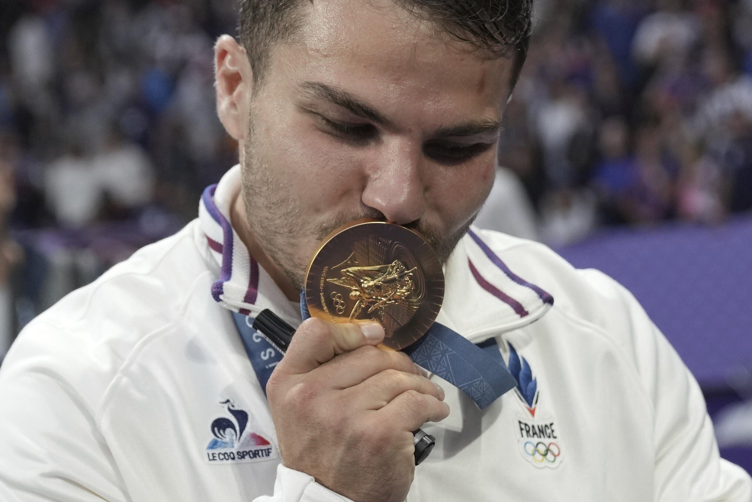 Antoine Dupont and his Olympic gold medal. 