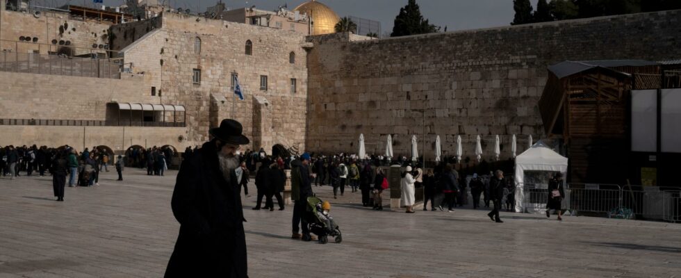 Ben Gvir on the Temple Mount praying for victory