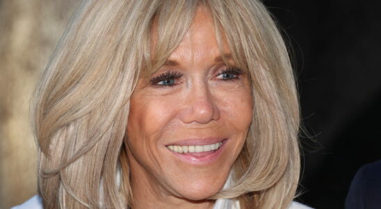 Brigitte Macron masters this makeup technique which enlarges the eyes