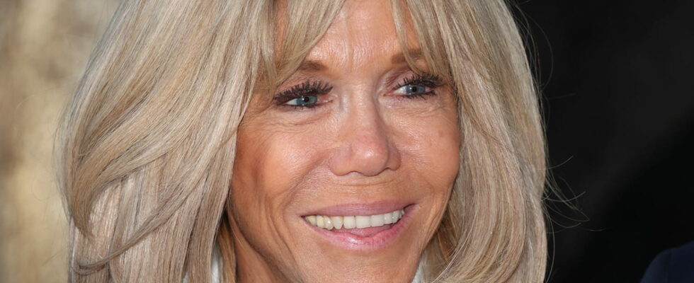 Brigitte Macron masters this makeup technique which enlarges the eyes