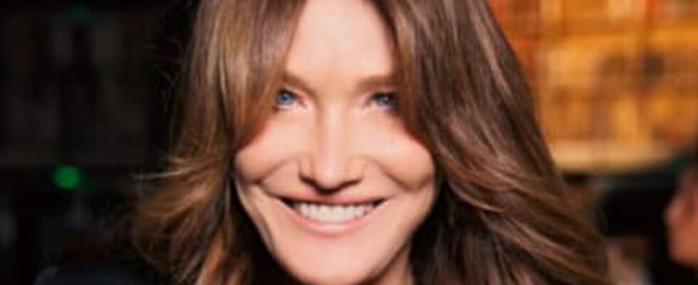 Carla Bruni found the perfect blow dry for the holidays