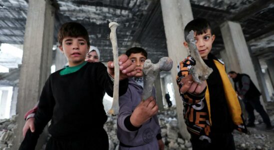 Children held human bones and showed them to the camera