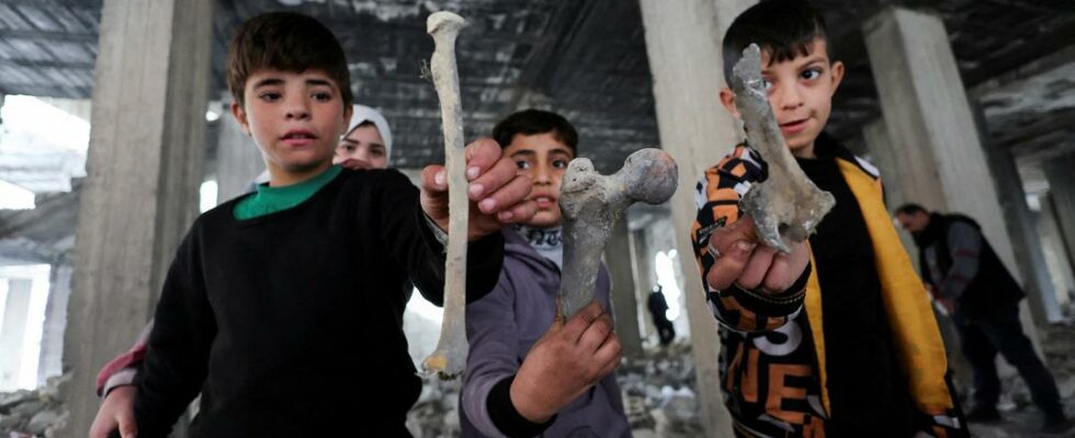 Children held human bones and showed them to the camera