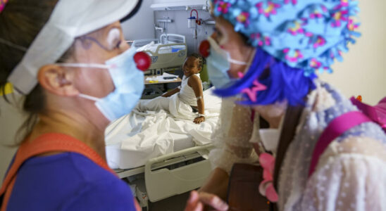 Clowns at the bedside of little patients laughter to forget