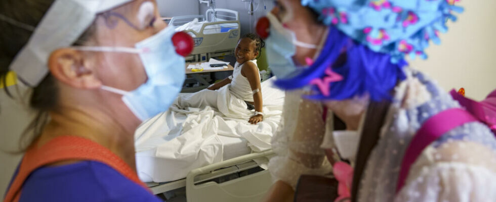 Clowns at the bedside of little patients laughter to forget