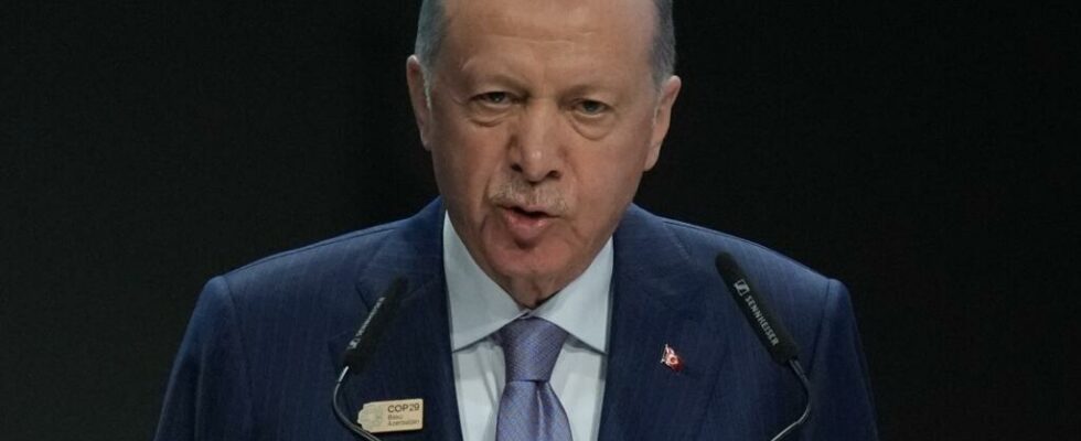 Erdogan increases pressure on Damascus by showing his support for