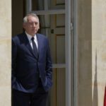 Francois Bayrou consults political forces to try to compose his