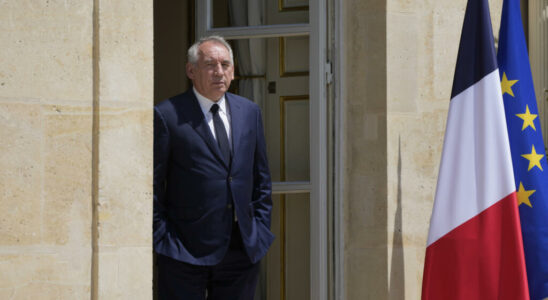 Francois Bayrou consults political forces to try to compose his