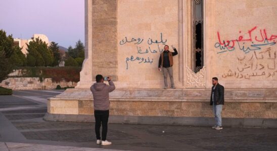 In Qardaha Syrians flock from across the country to spit