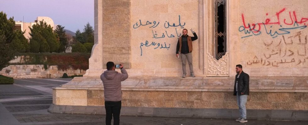 In Qardaha Syrians flock from across the country to spit