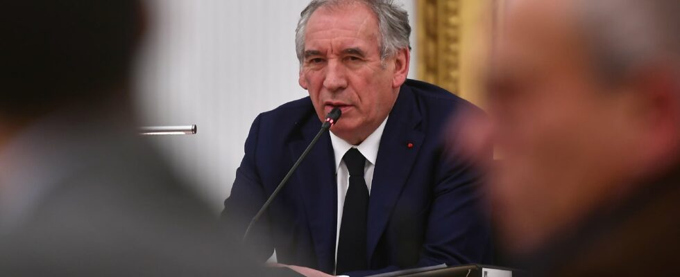 LIVE First controversy for Francois Bayrou who hopes for a