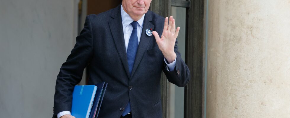 LIVE Michel Barnier expected at the Elysee to submit his