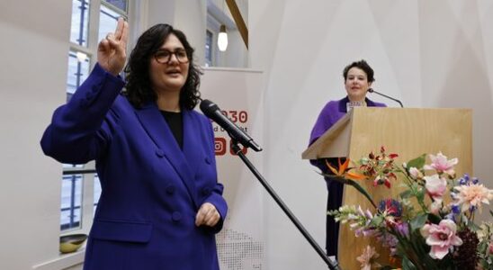 Maatoug official alderman of Utrecht council waves goodbye to Van