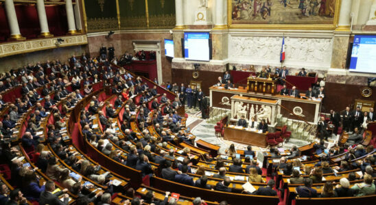 Motion of censure in France parties with different objectives