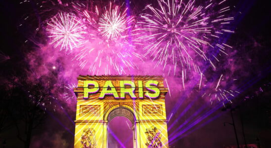 Show at the Arc de Triomphe what time and where