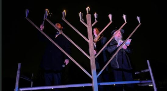 Solidarity and light in the dark Utrecht residents celebrate Hanukkah