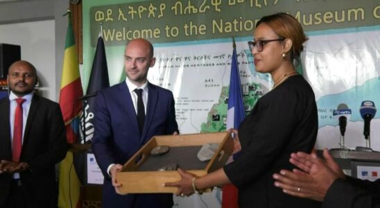 The head of French diplomacy hands over archaeological objects to