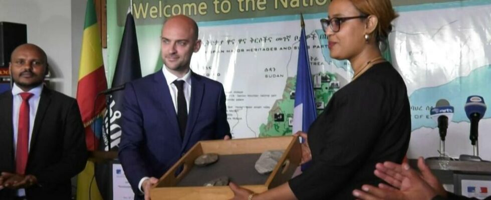 The head of French diplomacy hands over archaeological objects to