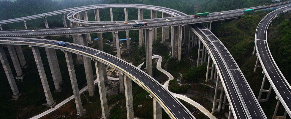 This cloud highway defies the laws of gravity on giant