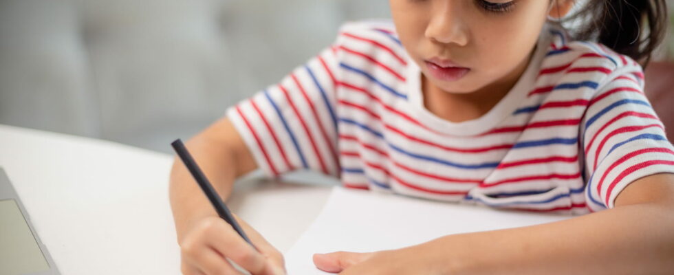 This simple accessory helps your child write correctly you