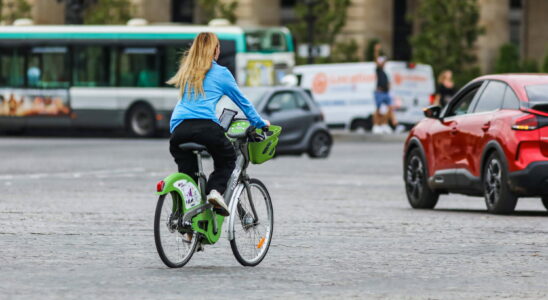 Too many cyclists forget this obligatory gesture its dangerous