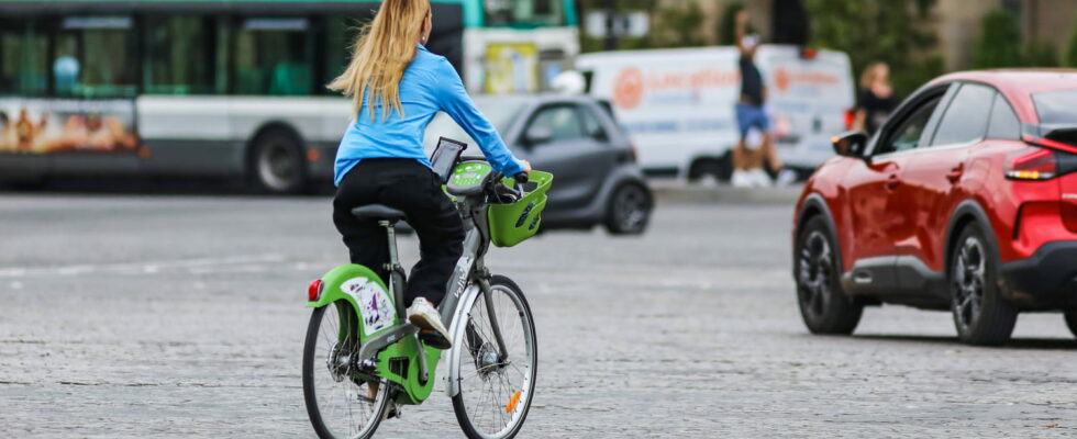 Too many cyclists forget this obligatory gesture its dangerous