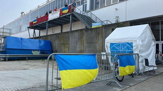 Ukrainian refugees sleep on the street after the Jaarbeurs closes