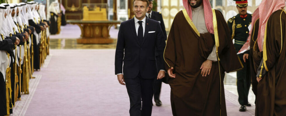 arrival of Emmanuel Macron in Riyadh to strengthen diplomatic ties