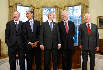 On January 7, 2009, President Barack Obama, surrounded by George HW Bush (left) and George W. Bush, invited all his predecessors to the Oval Office. On the sidelines, to the right of William Clinton, Jimmy Carter.