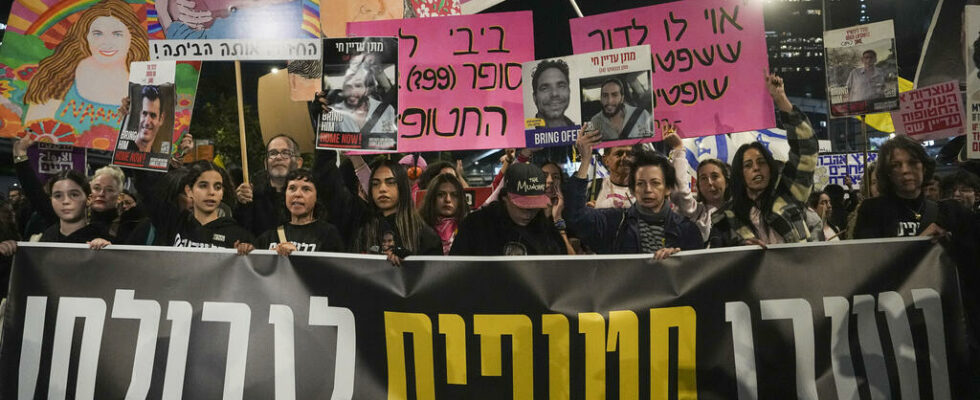 families of hostages held in Gaza maintain pressure on Netanyahu