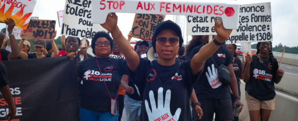 feminist associations demonstrate for the inclusion of femicide in the