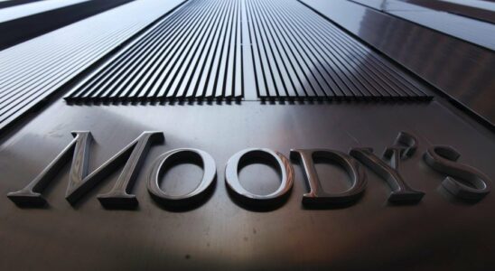 the Moodys agency downgrades Frances rating by one notch –