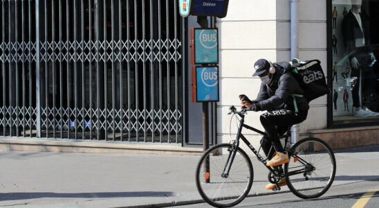 the difficult daily life of bicycle delivery workers victims of