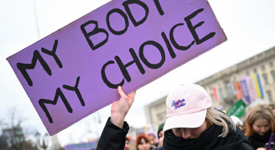 thousands of people demonstrate for total legalization of abortion