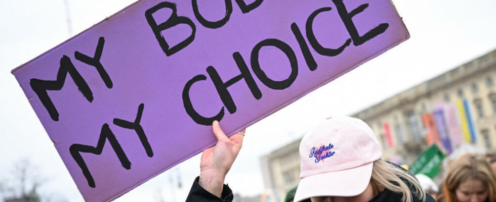 thousands of people demonstrate for total legalization of abortion