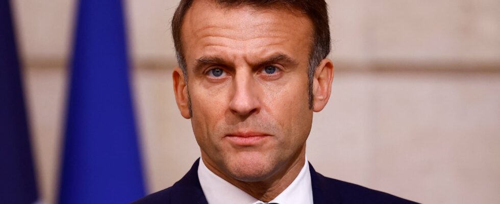 what attitude should Emmanuel Macron adopt – The Express