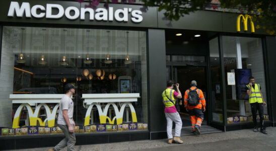 700 employees join the complaint against McDonalds