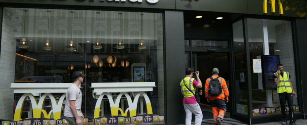 700 employees join the complaint against McDonalds