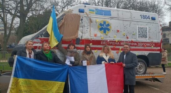 A submachine Ukrainian ambulance goes around France