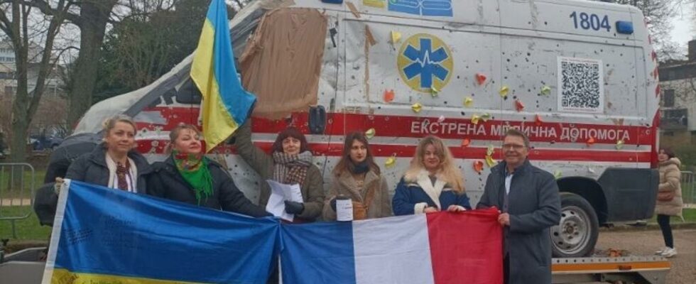 A submachine Ukrainian ambulance goes around France