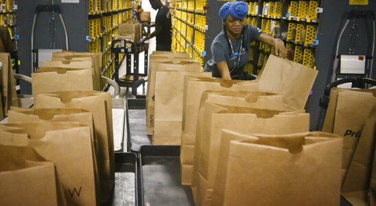 Canada unions and political staff react to Amazon warehouse closings