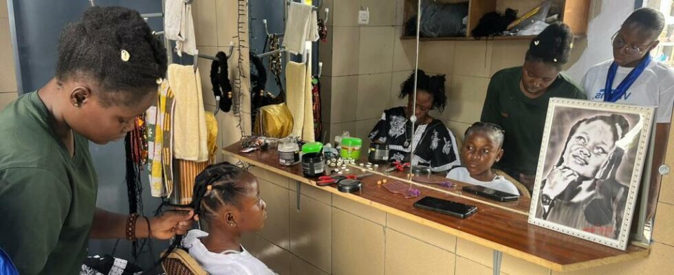 DRC Mwasi UZURArt the salon which organizes traditional hairstyle training