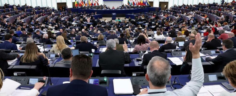 European Parliament passes resolution to demand release of four hostages