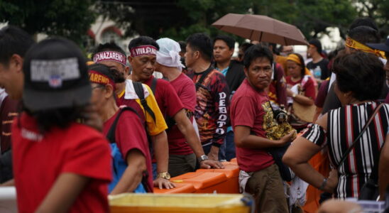 Filipinos pay homage in procession to the Black Nazarene