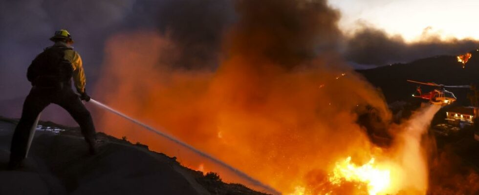 Fire hell in the USA People are leaving Los Angeles